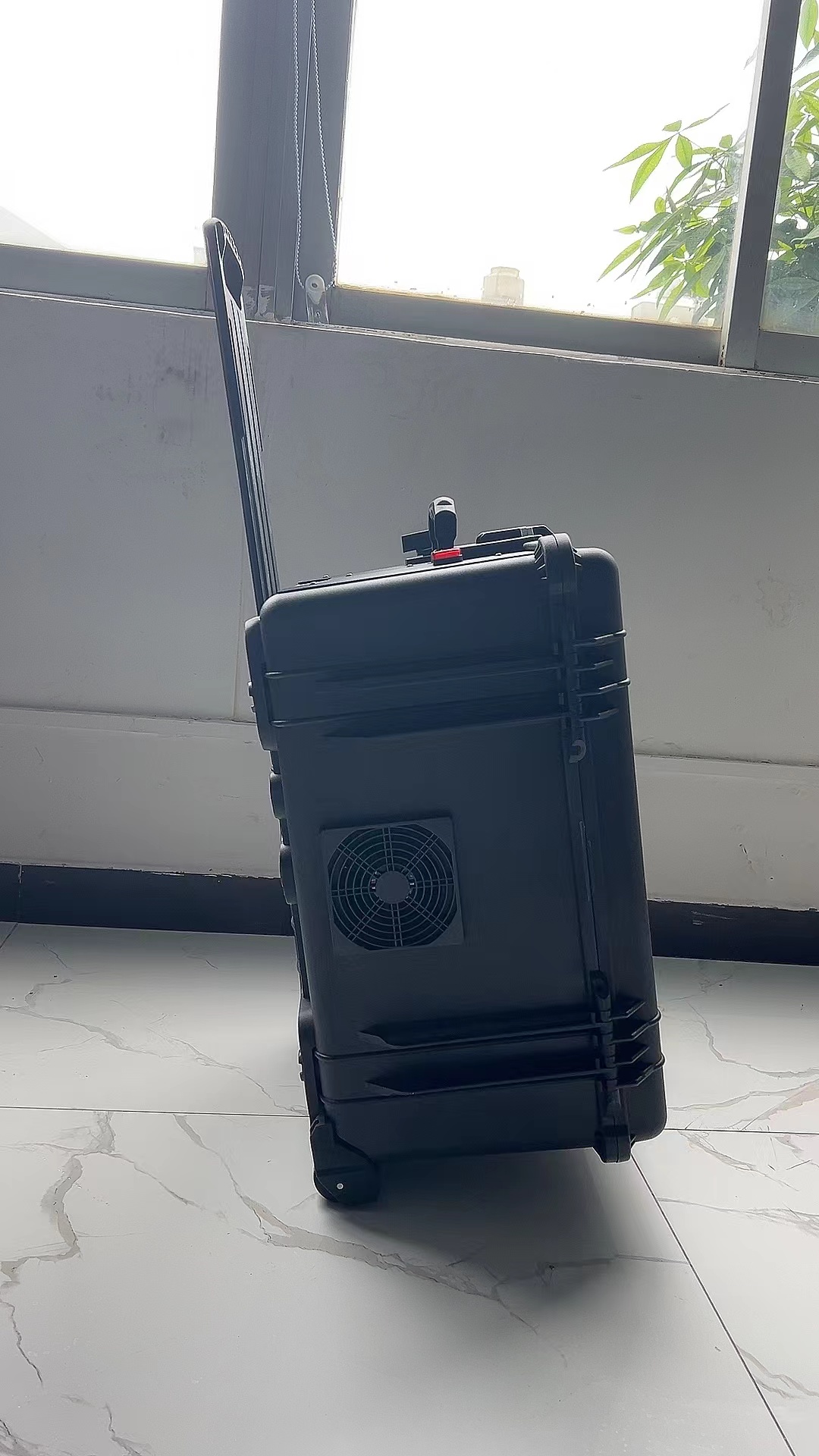 苏尼特右手拉箱型移动通信干扰器